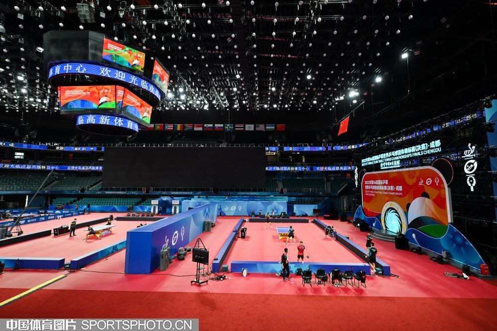 46分钟 下半场比赛在埃兰路球场继续进行，双方均未做出换人调整。 利兹联0比0曼联 来源：The United Stand