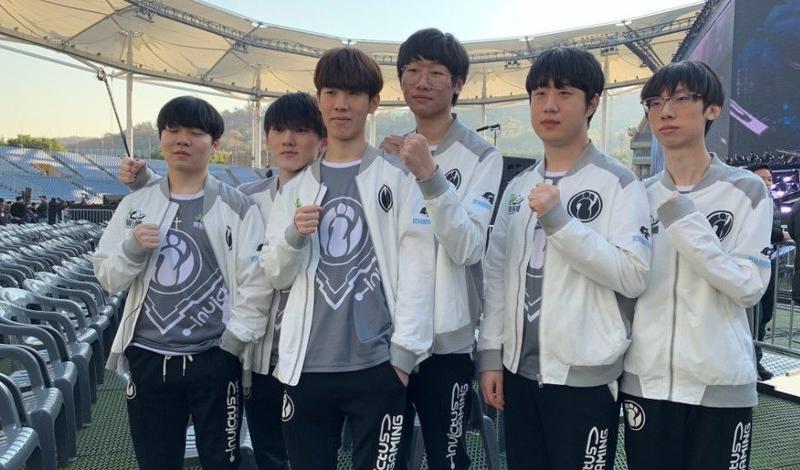 世体:莱万训练后会加练射门,训练之外也投入了大量工作.